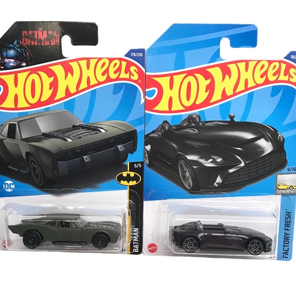 Hot Wheels 2 Car Bundle Batmobile & Aston Martin V12 Speedster New Sealed - Picture 4 of 8